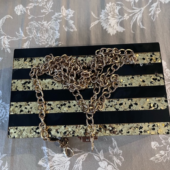Black and gold clutch - Picture 3 of 3